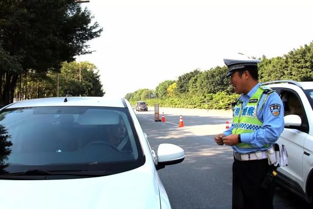 闯红灯几天就能找到违规信息。看看交警怎么说