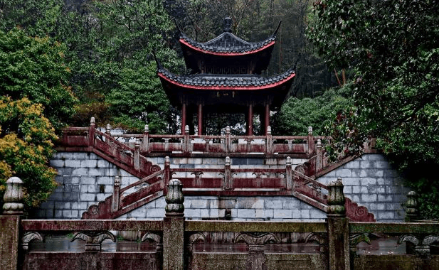 下雨天去哪里玩(杭州下雨天去哪里玩)