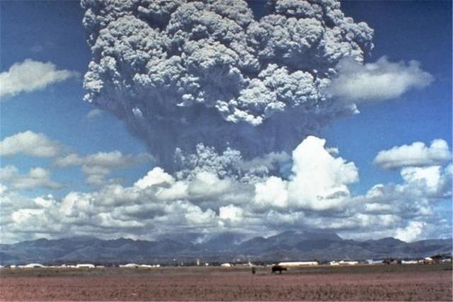 汤加火山的威力相当于1000颗核弹，23万日本人避难，或者是夏天