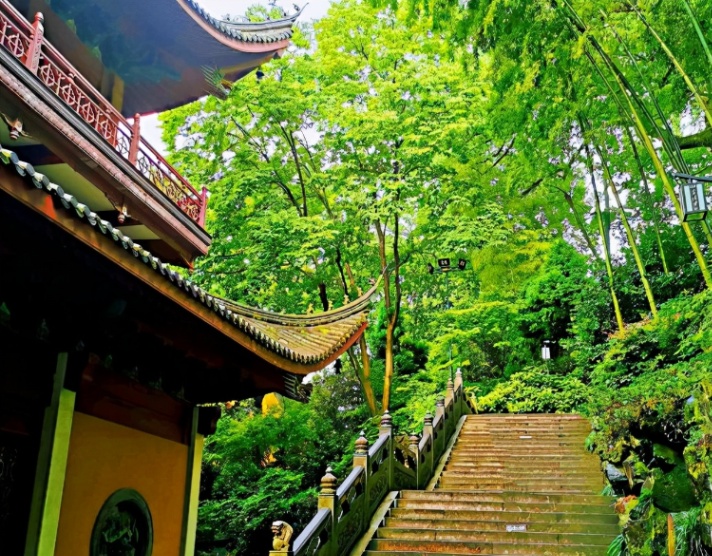 下雨天去哪里玩(杭州下雨天去哪里玩)