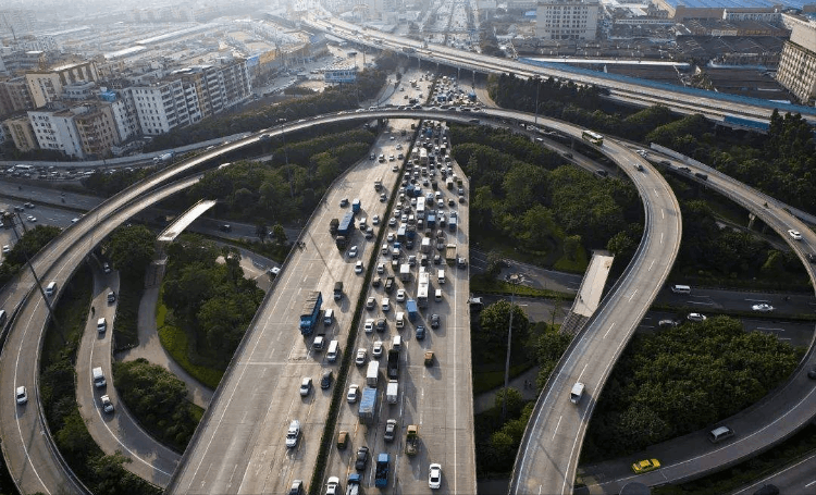 全国第一条到期免费高速公路交通拥挤，司机表示每月可以节省数百元