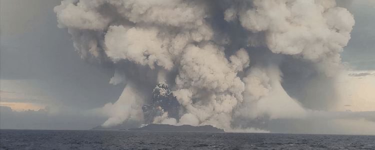 汤加火山的威力相当于1000颗核弹，23万日本人避难，或者是夏天