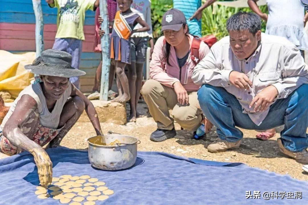 海地穷到什么程度(穷到吃土！海地海鲜资源丰富当地人却以吃“泥饼”为主，这是为什么)